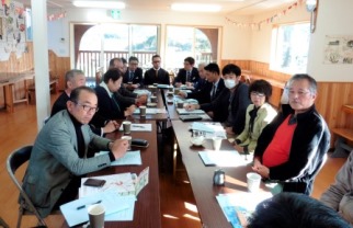 食い入るように聞きました 　